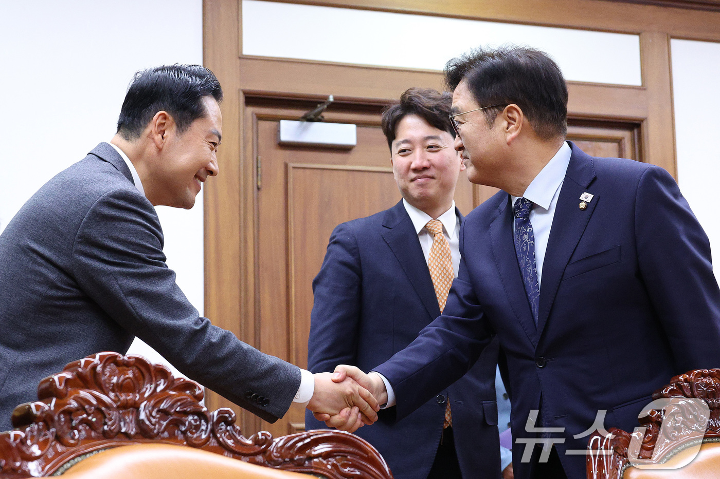 (서울=뉴스1) 신웅수 기자 = 우원식 국회의장이 13일 서울 여의도 국회 의장실에서 장동혁 국민의힘 대표, 이준석 개혁신당 대표를 접견하고 있다. 2026.1.13/뉴스1