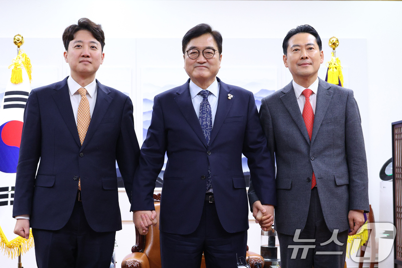 (서울=뉴스1) 신웅수 기자 = 우원식 국회의장이 13일 서울 여의도 국회 의장실에서 장동혁 국민의힘 대표, 이준석 개혁신당 대표를 접견하고 있다. 2026.1.13/뉴스1