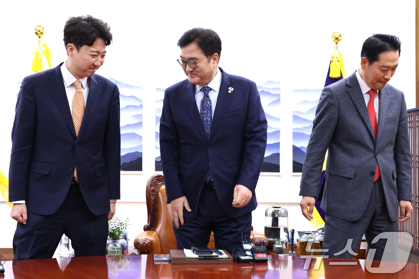 (서울=뉴스1) 신웅수 기자 = 우원식 국회의장이 13일 서울 여의도 국회 의장실을 찾은 장동혁 국민의힘 대표, 이준석 개혁신당 대표와 기념 촬영을 마친 후 자리로 향하고 있다. …