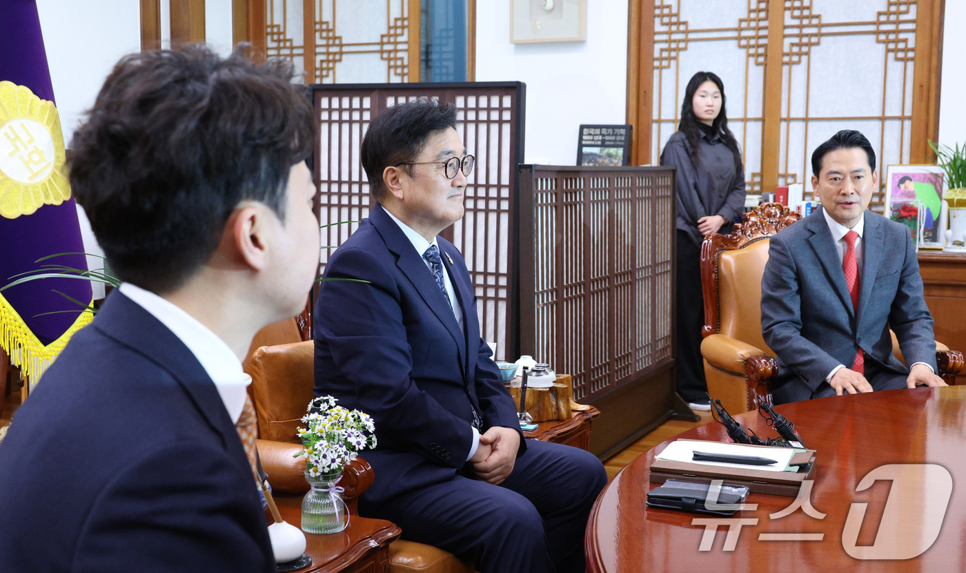 (서울=뉴스1) 신웅수 기자 = 우원식 국회의장이 13일 서울 여의도 국회 의장실을 찾은 장동혁 국민의힘 대표, 이준석 개혁신당 대표를 접견하고 있다. 2026.1.13/뉴스1
