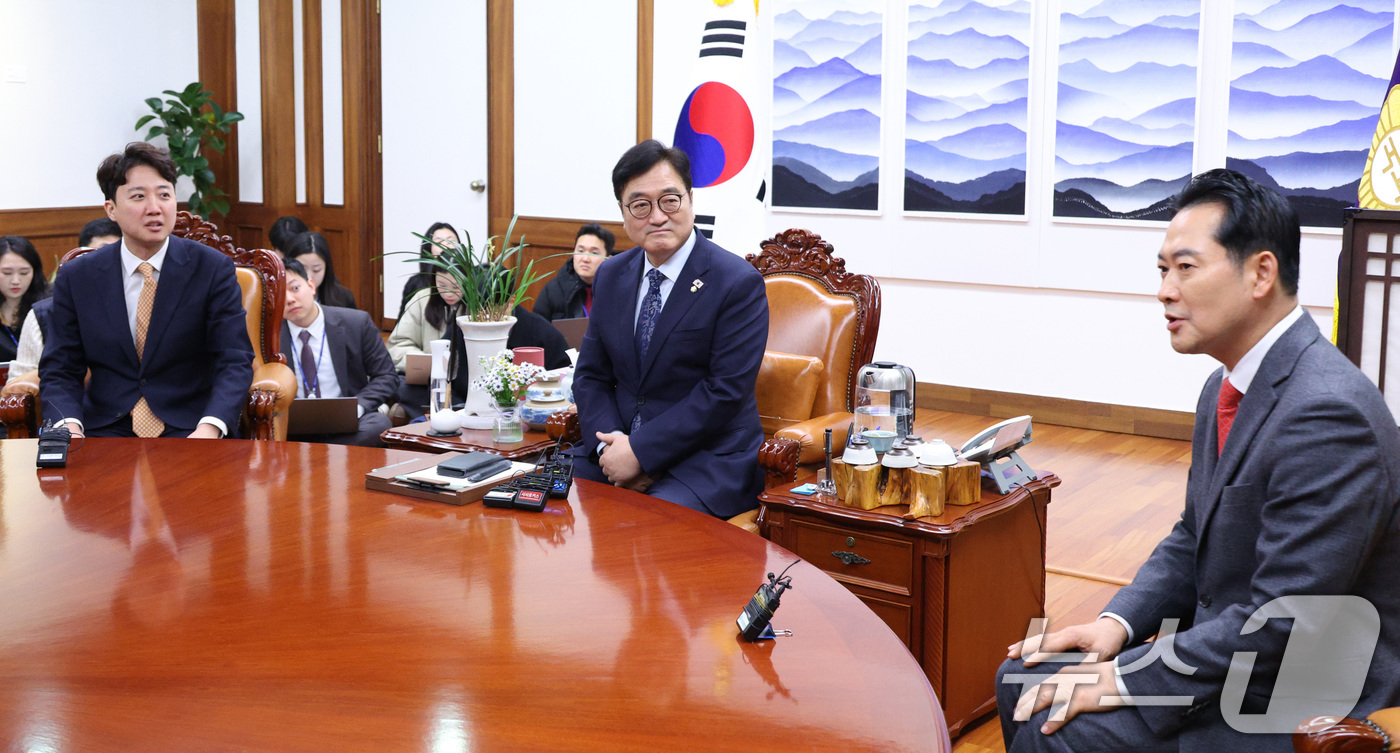 (서울=뉴스1) 신웅수 기자 = 우원식 국회의장이 13일 서울 여의도 국회 의장실을 찾은 장동혁 국민의힘 대표, 이준석 개혁신당 대표를 접견하고 있다. 2026.1.13/뉴스1