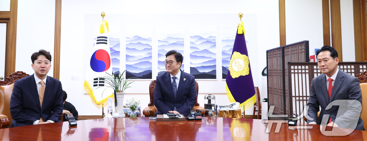 (서울=뉴스1) 신웅수 기자 = 우원식 국회의장이 13일 서울 여의도 국회 의장실을 찾은 장동혁 국민의힘 대표, 이준석 개혁신당 대표를 접견하고 있다. 2026.1.13/뉴스1