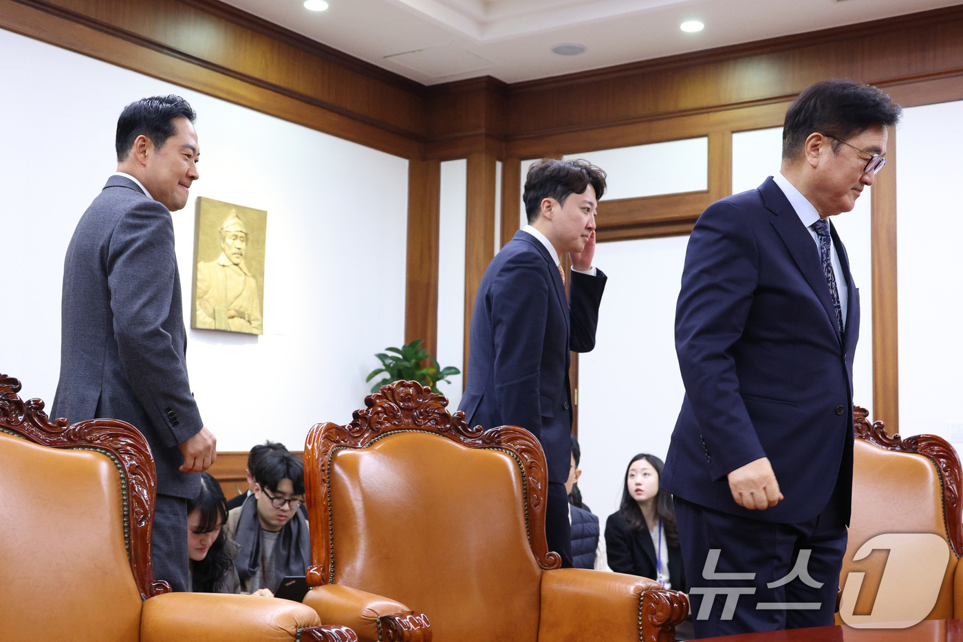 (서울=뉴스1) 신웅수 기자 = 우원식 국회의장이 13일 서울 여의도 국회 의장실을 찾은 장동혁 국민의힘 대표, 이준석 개혁신당 대표를 접견하고 있다. 2026.1.13/뉴스1