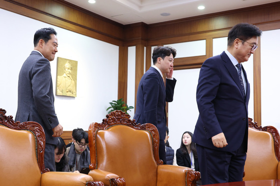 자리 향하는 우원식·장동혁·이준석