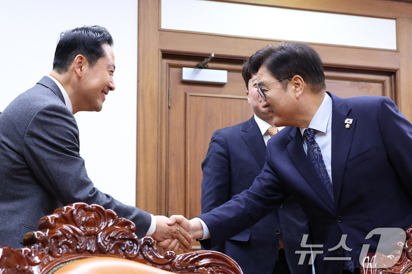 (서울=뉴스1) 신웅수 기자 = 우원식 국회의장이 13일 서울 여의도 국회 의장실을 찾은 장동혁 국민의힘 대표와 악수하고 있다. 2026.1.13/뉴스1