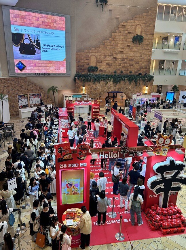 본문 이미지 - 일본 한큐백화점에서 진행된 농심 신라면 팝업스토어. (농심 제공)