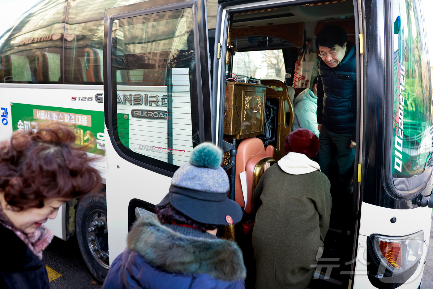 (서울=뉴스1) = 서강석 송파구청장이 서울 시내버스 노동조합이 무기한 전면파업에 돌입한 13일 서울 잠실나루역에서 버스 파업으로 인한 비상수송대책 운영 현장 점검을 하고 있다. …