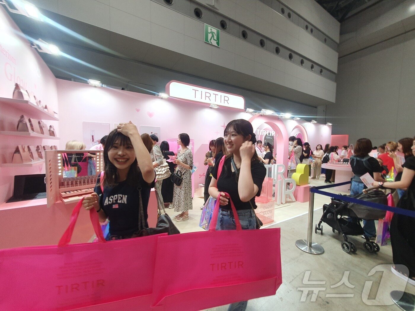 본문 이미지 - 도쿄 빅사이트에서 열린 큐텐재팬(Qoo10.jp)의 뷰티 전문 오프라인 행사 '메가 코스메 랜드 2024'(MEGA COSME LAND 2024)에서 스즈키 아야카(21) 씨와 나이토 이즈미(21) 씨가 취재진의 인터뷰에 답하고 있다. 2024.7.13/뉴스1 ⓒ News1 김명신 기자