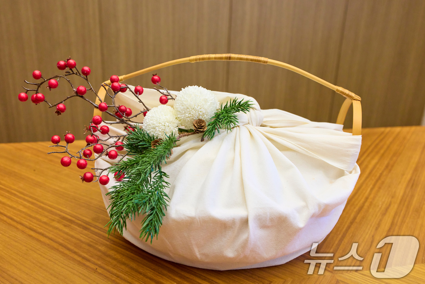 (나라(일본)=뉴스1) 이재명 기자 = 김혜경 여사가 13일 일본 나라현 나라컨벤션센터에서 열린 재일 한국계 예술인 간담회 참석자들을 위해 직접 만든 다과가 담긴 바구니 (공동취재 …