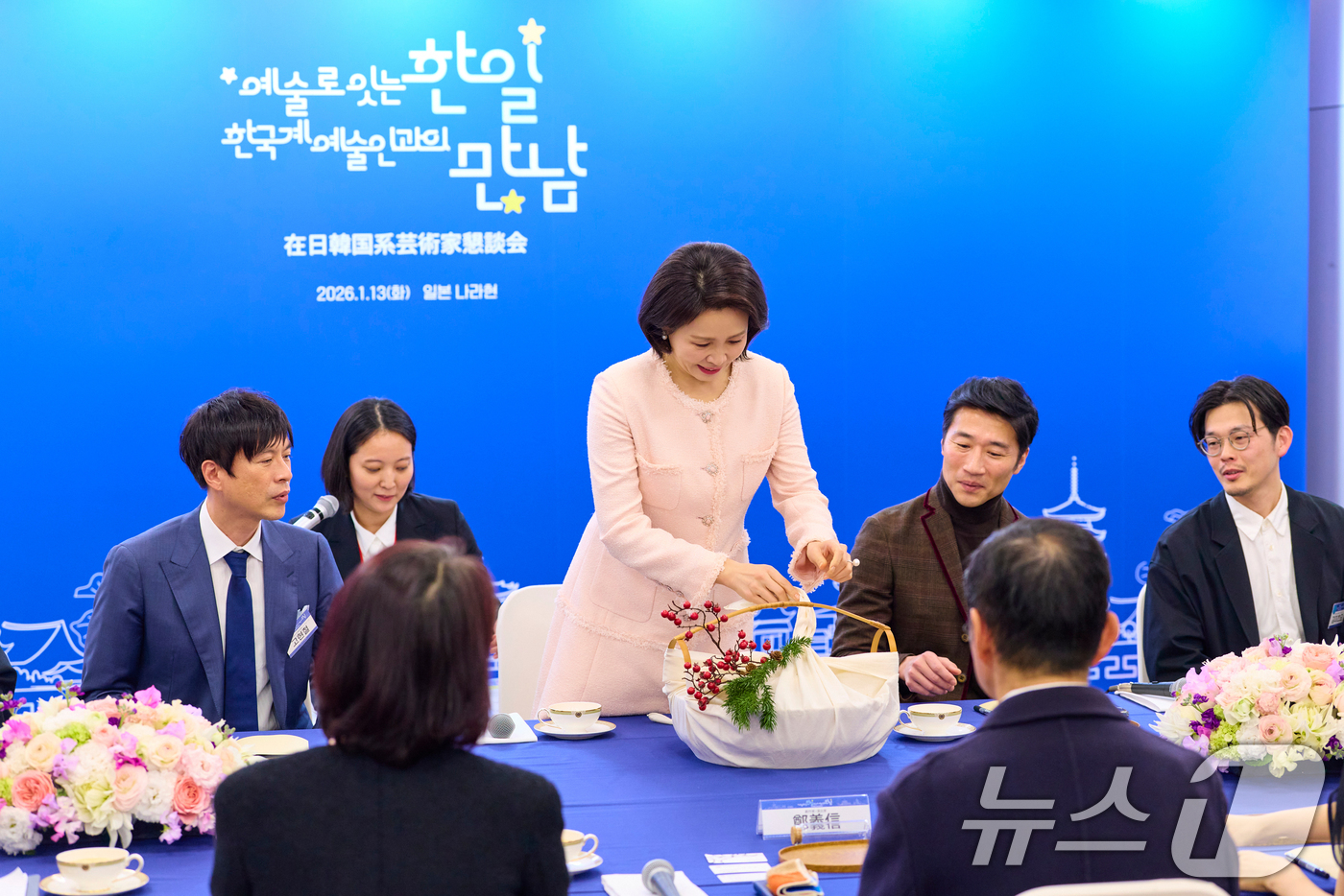 (나라(일본)=뉴스1) 이재명 기자 = 김혜경 여사가 13일 일본 나라현 컨벤션센터에서 열린 재일 한국계 예술인 간담회에서 직접 만든 다과를 나눠 주고 있다. (공동취재) 2026 …