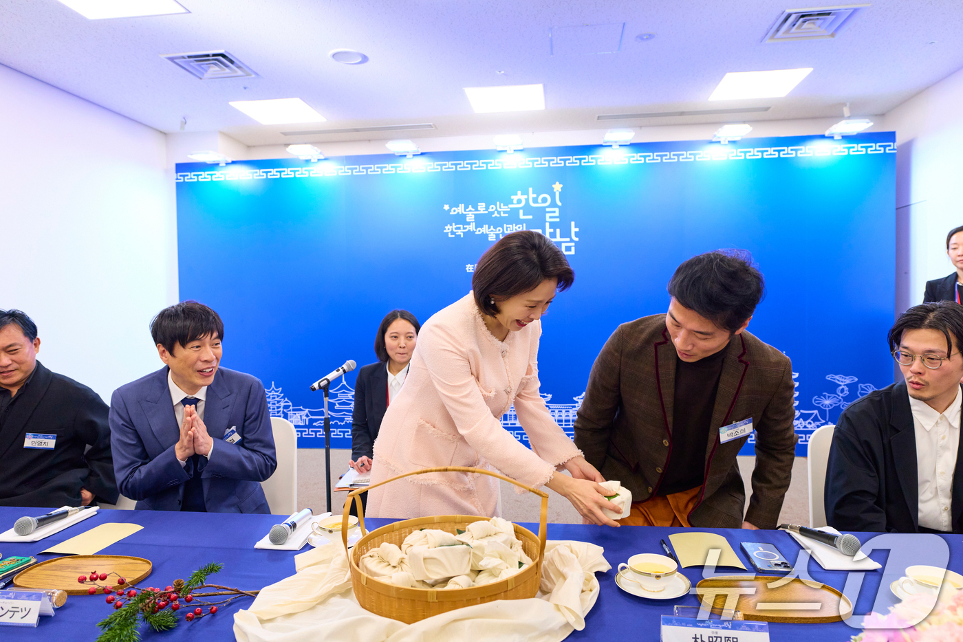 (나라(일본)=뉴스1) 이재명 기자 = 김혜경 여사가 13일 일본 나라현 컨벤션센터에서 열린 재일 한국계 예술인 간담회에서 직접 만든 다과를 나눠 주고 있다. (공동취재) 2026 …