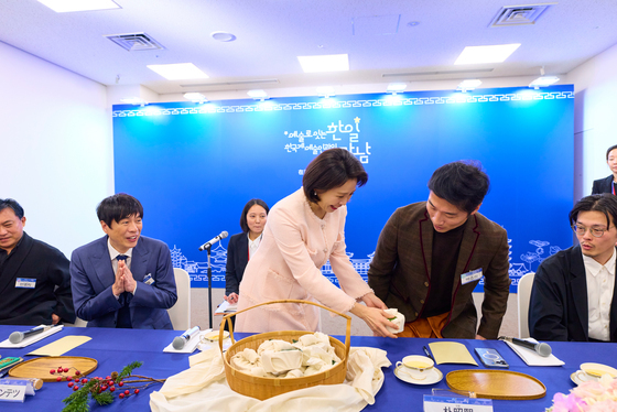 한국에서 손수 준비한 다과 나눠주는 김혜경 여사