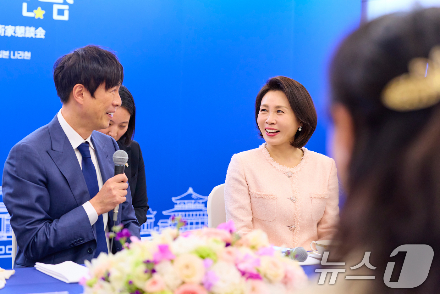 (나라(일본)=뉴스1) 이재명 기자 = 김혜경 여사가 13일 일본 나라현 컨벤션센터에서 열린 재일 한국계 예술인 간담회에서 참석자들과 대화하고 있다. (공동취재) 2026.1.13 …