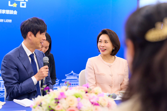 재일 한국계 예술인과 대화하는 김혜경 여사