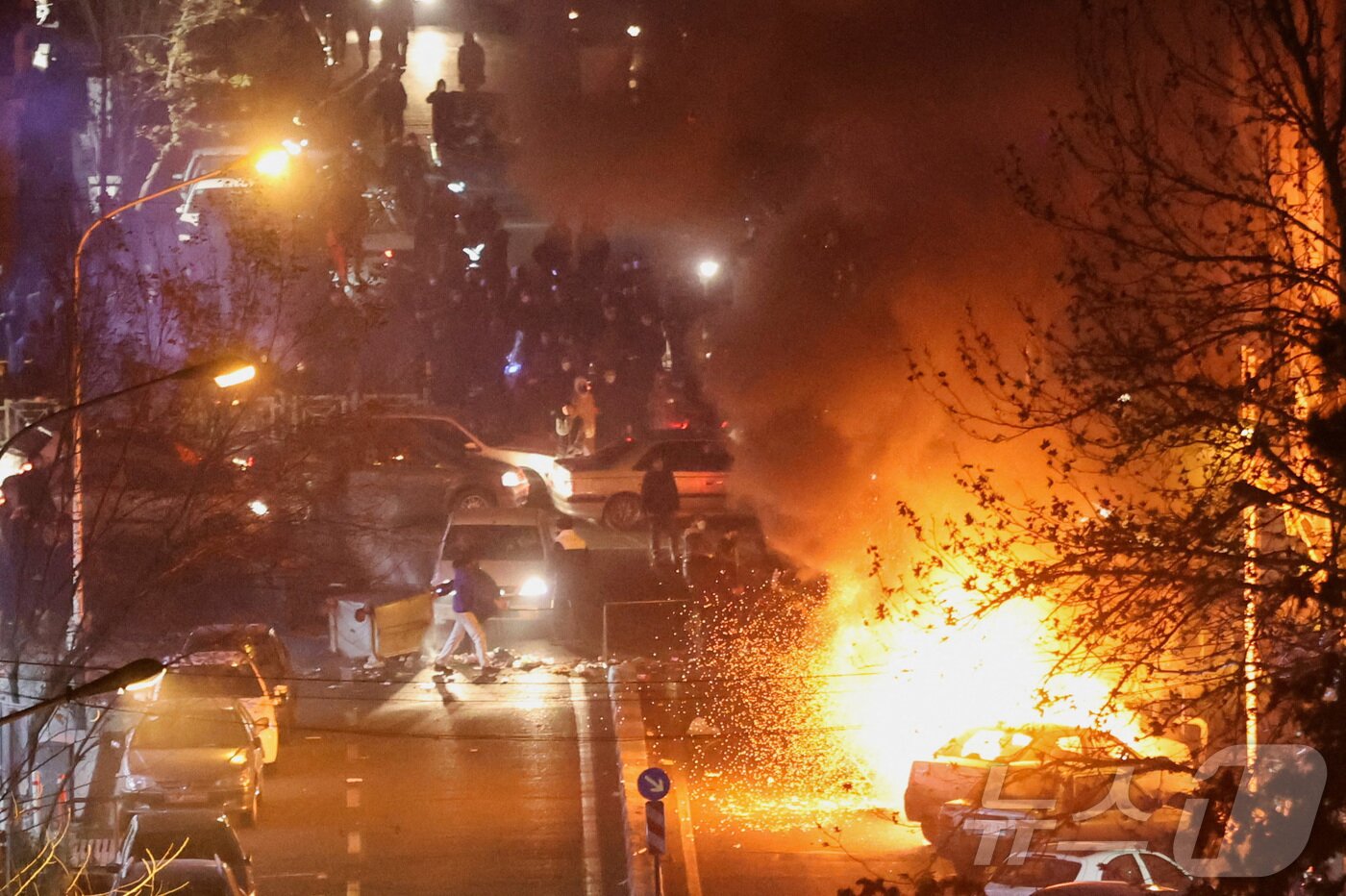 본문 이미지 - 이란 테헤란 반정부 시위. 로이터통신이 제3자로부터 제공받은 사진. 2026.01.08 ⓒ 로이터=뉴스1 ⓒ News1 이지예 객원기자