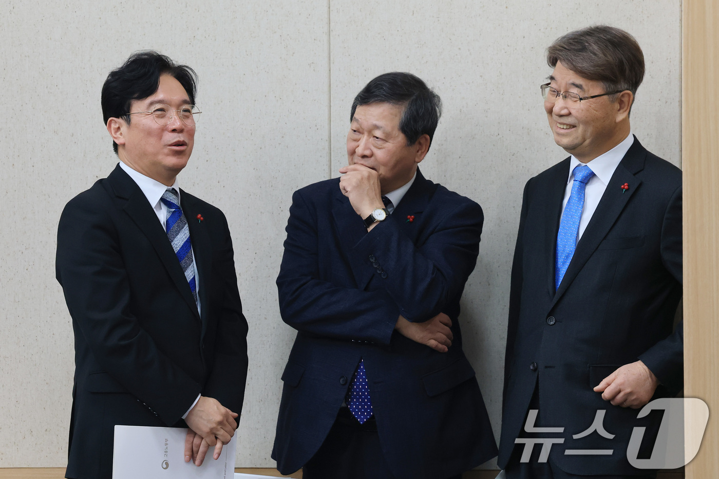 (서울=뉴스1) 임세영 기자 = 김영훈 고용노동부 장관(왼쪽부터), 박수근 중앙노동위원회 위원장, 김지형 경제사회노동위원회 위원장이 13일 서울 종로구 정부서울청사 별관 브리핑실에 …