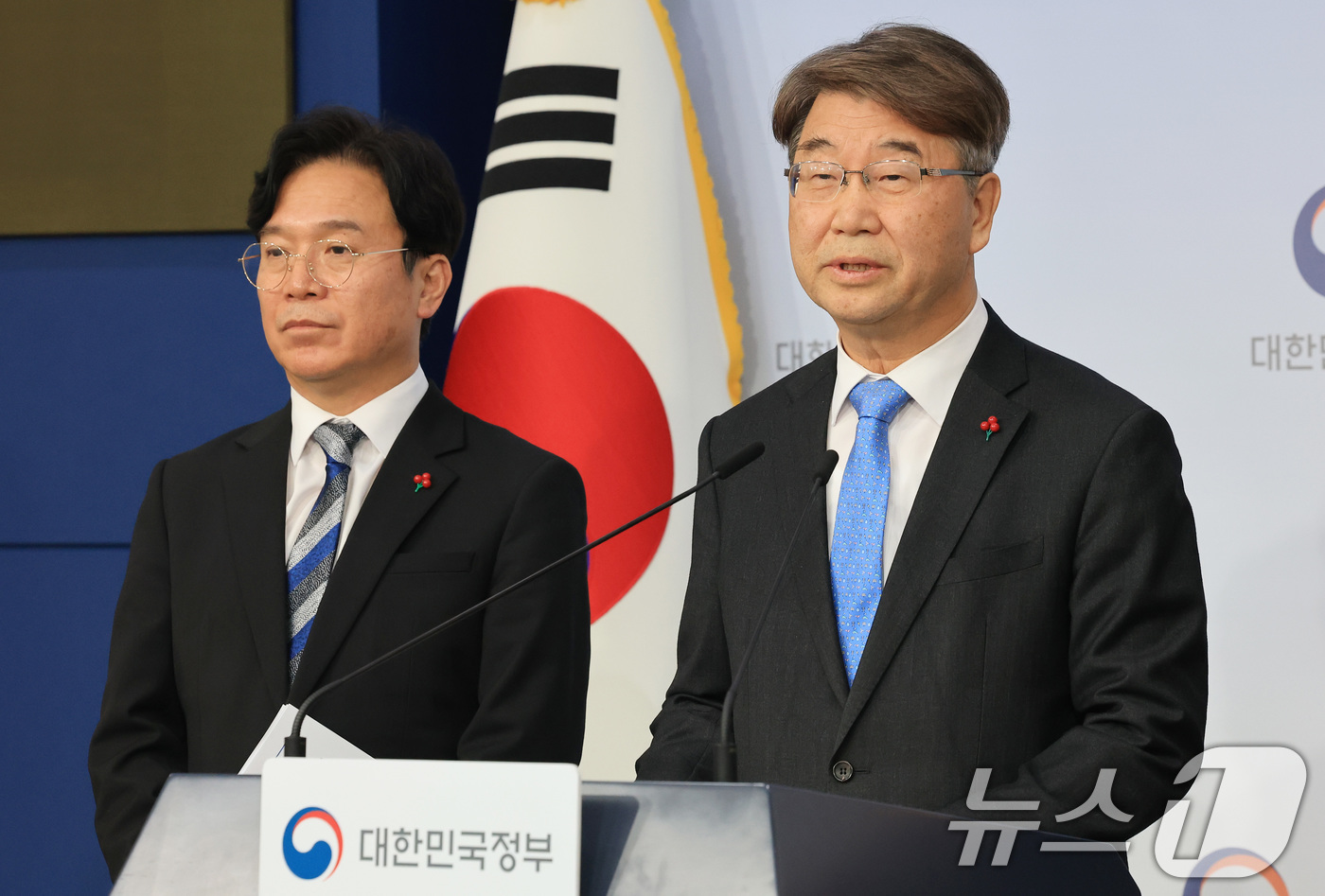 (서울=뉴스1) 임세영 기자 = 김지형 경제사회노동위원회 위원장이 13일 서울 종로구 정부서울청사 별관 브리핑실에서 고용노동부-경제사회노동위원회-중앙노동위원회 정책간담회 사후 브리 …