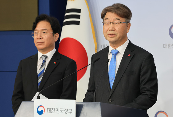 브리핑하는 김지형 경사노위 위원장