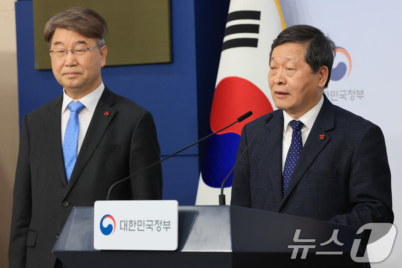 (서울=뉴스1) 임세영 기자 = 박수근 중앙노동위원회 위원장이 13일 서울 종로구 정부서울청사 별관 브리핑실에서 고용노동부-경제사회노동위원회-중앙노동위원회 정책간담회 사후 브리핑을 …