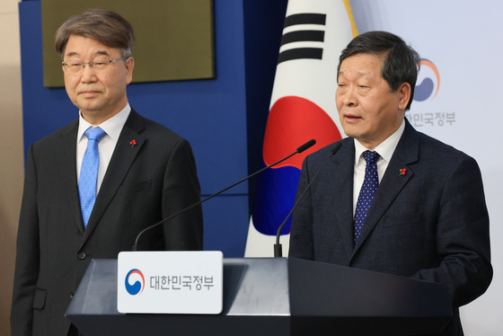 브리핑하는 박수근 중노위 위원장