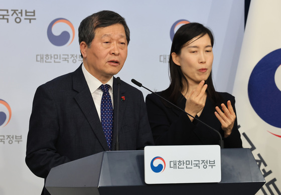 브리핑하는 박수근 중노위 위원장