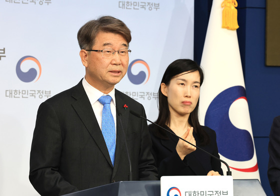 李대통령, 김지형 경사노위 위원장에 임명장…임기 2년