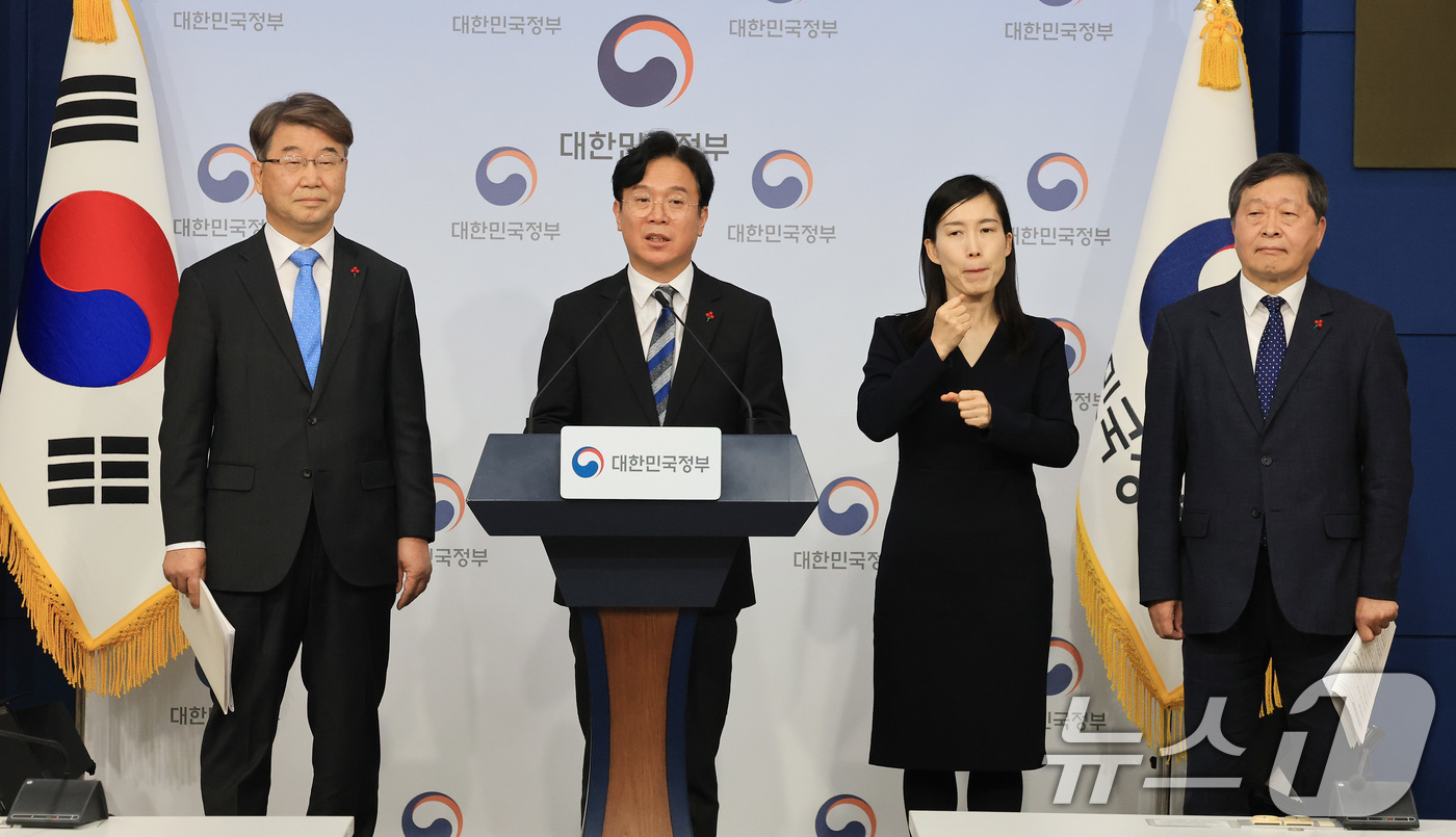 (서울=뉴스1) 임세영 기자 = 김영훈 고용노동부 장관이 13일 서울 종로구 정부서울청사 별관 브리핑실에서 고용노동부-경제사회노동위원회-중앙노동위원회 정책간담회 사후 브리핑을 하고 …