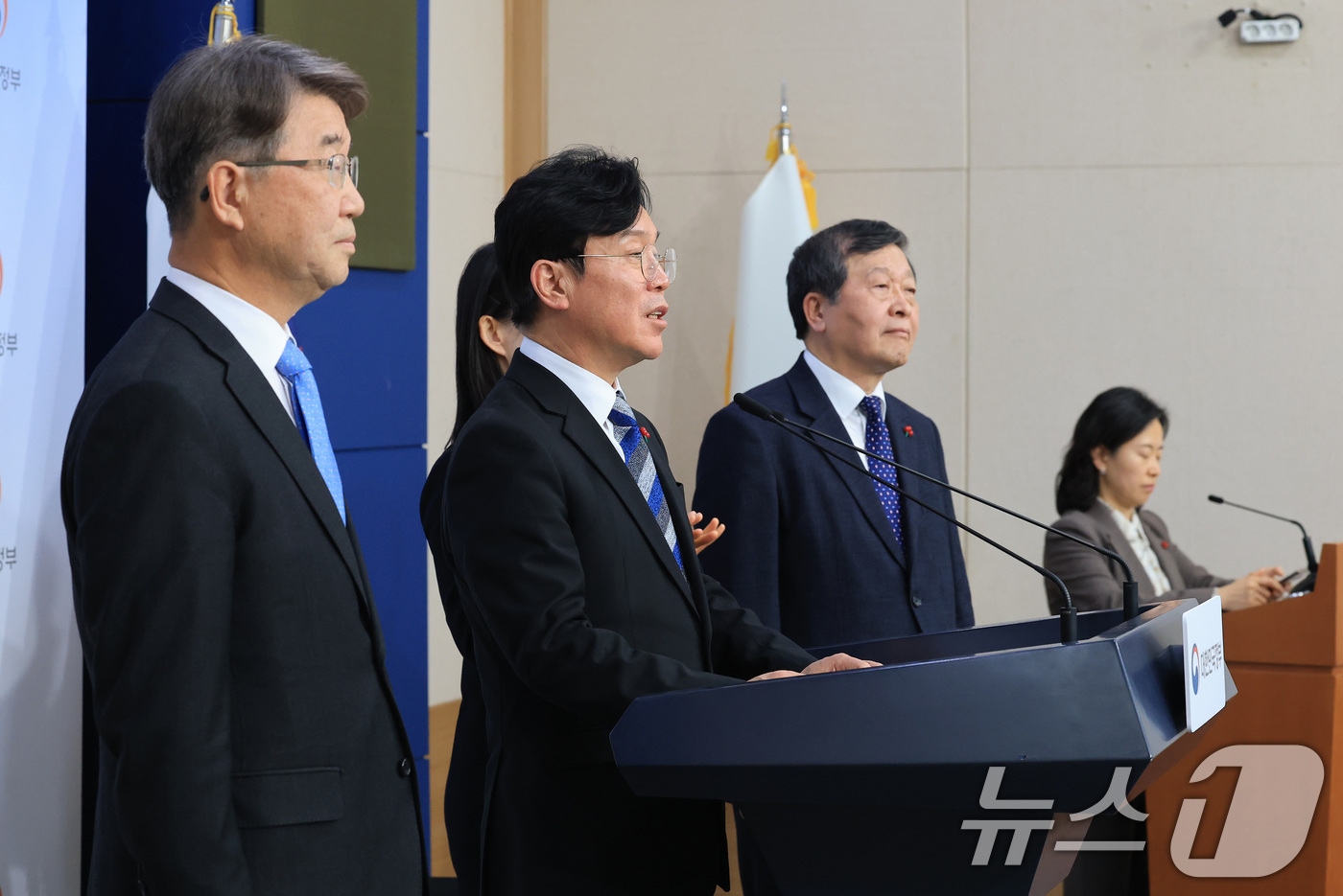 (서울=뉴스1) 임세영 기자 = 김영훈 고용노동부 장관이 13일 서울 종로구 정부서울청사 별관 브리핑실에서 고용노동부-경제사회노동위원회-중앙노동위원회 정책간담회 사후 브리핑을 하고 …