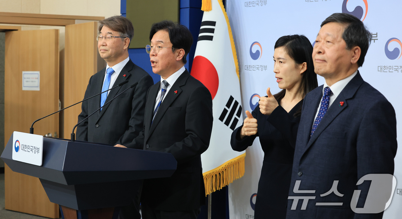 (서울=뉴스1) 임세영 기자 = 김영훈 고용노동부 장관이 13일 서울 종로구 정부서울청사 별관 브리핑실에서 고용노동부-경제사회노동위원회-중앙노동위원회 정책간담회 사후 브리핑을 하고 …