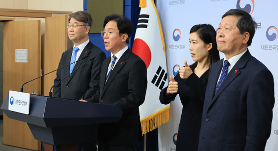 브리핑하는 김영훈 고용노동부 장관