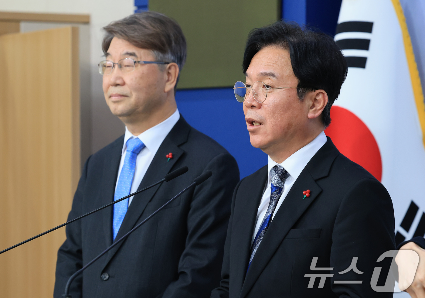 (서울=뉴스1) 임세영 기자 = 김영훈 고용노동부 장관이 13일 서울 종로구 정부서울청사 별관 브리핑실에서 고용노동부-경제사회노동위원회-중앙노동위원회 정책간담회 사후 브리핑을 하고 …