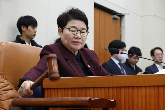 이혜훈 청문회 계획서 채택하는 임이자 위원장