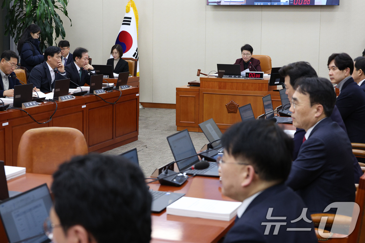 (서울=뉴스1) 신웅수 기자 = 임이자 위원장이 13일 서울 여의도 국회에서 열린 재정경제기획위원회는 전체회의에서 안건을 의결하고 있다.재정경제기획위원회는 오는 19일 하루만 이혜 …