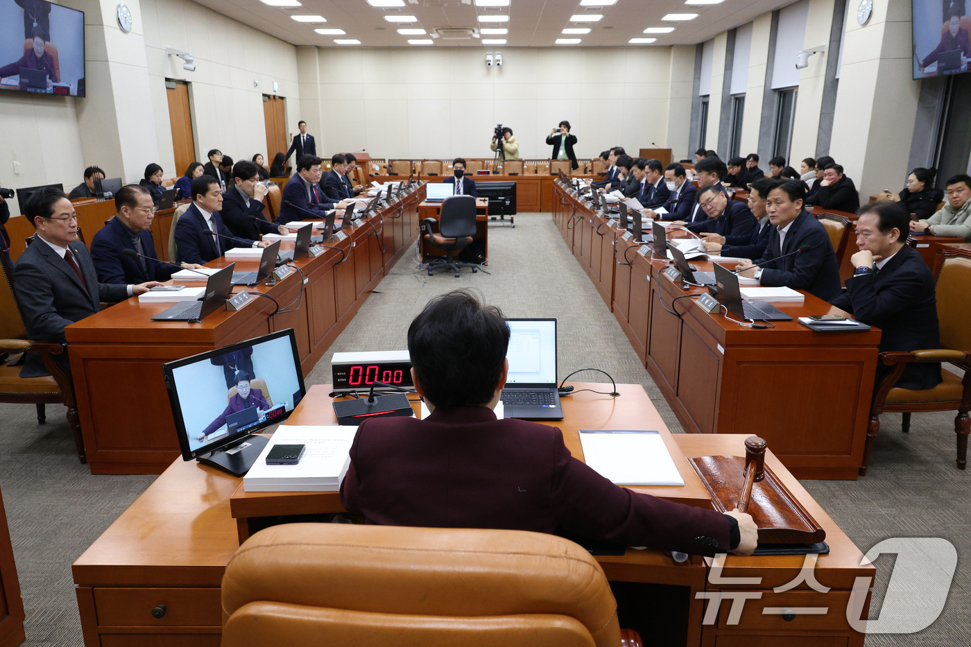 (서울=뉴스1) 신웅수 기자 = 임이자 위원장이 13일 서울 여의도 국회에서 열린 재정경제기획위원회는 전체회의에서 안건을 의결하고 있다.재정경제기획위원회는 오는 19일 하루만 이혜 …