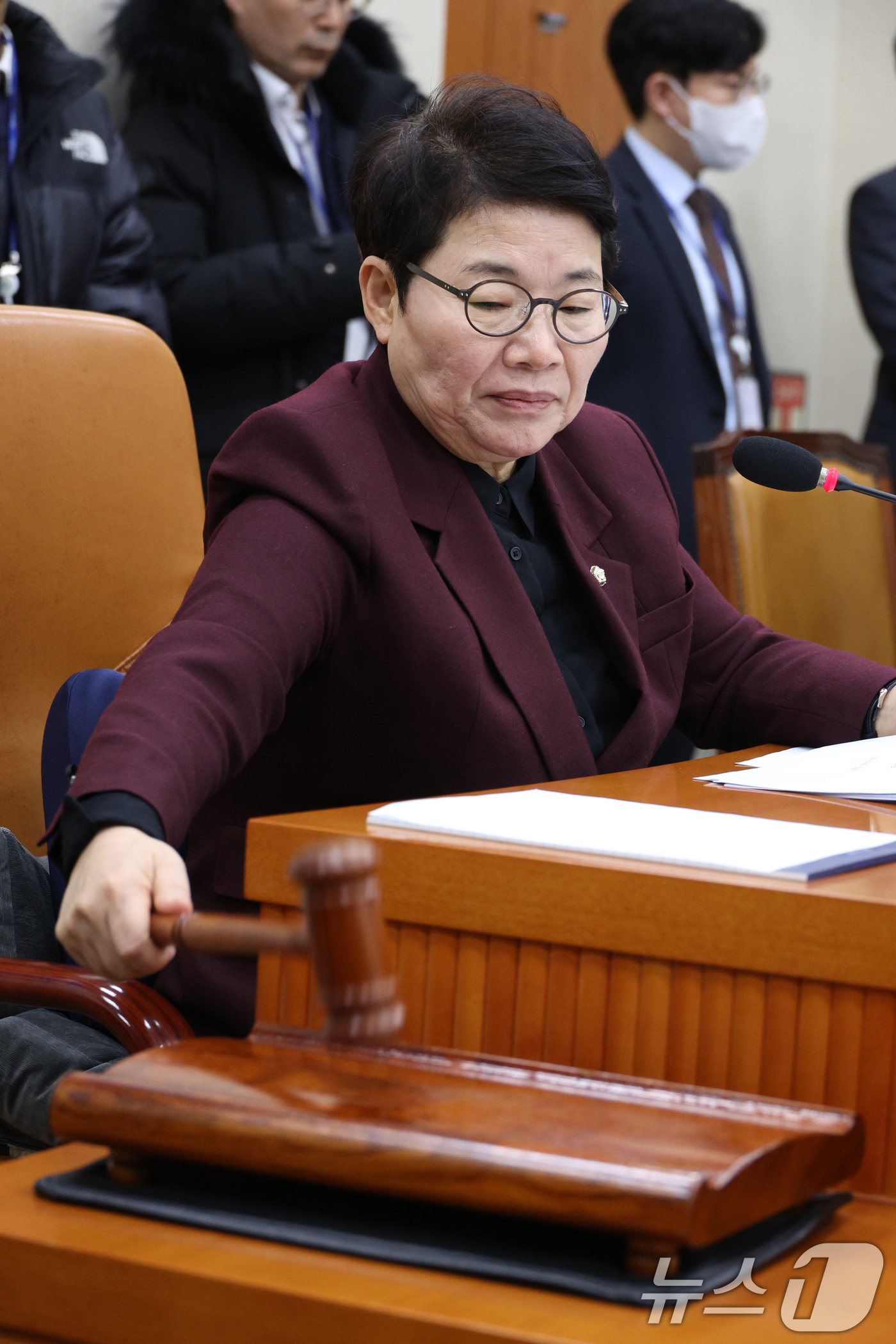 (서울=뉴스1) 신웅수 기자 = 임이자 위원장이 13일 서울 여의도 국회에서 열린 재정경제기획위원회 전체회의에서 안건을 의결하고 있다.재정경제기획위원회는 오는 19일 하루만 이혜훈 …