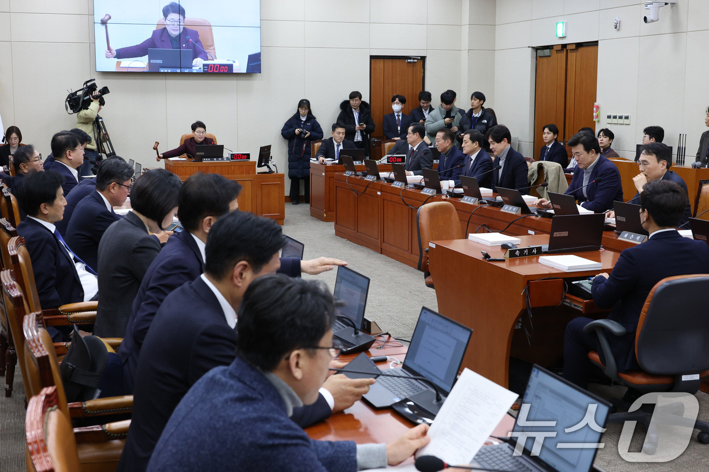 (서울=뉴스1) 신웅수 기자 = 임이자 위원장이 13일 서울 여의도 국회에서 열린 재정경제기획위원회 전체회의에서 안건을 의결하고 있다.재정경제기획위원회는 오는 19일 하루만 이혜훈 …