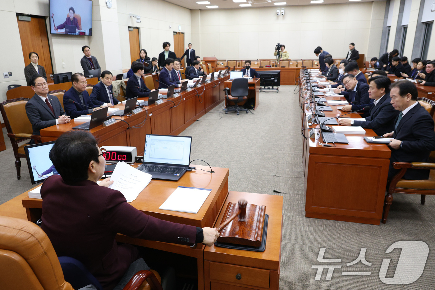 (서울=뉴스1) 신웅수 기자 = 임이자 위원장이 13일 서울 여의도 국회에서 열린 재정경제기획위원회 전체회의에서 안건을 의결하고 있다.재정경제기획위원회는 오는 19일 하루만 이혜훈 …