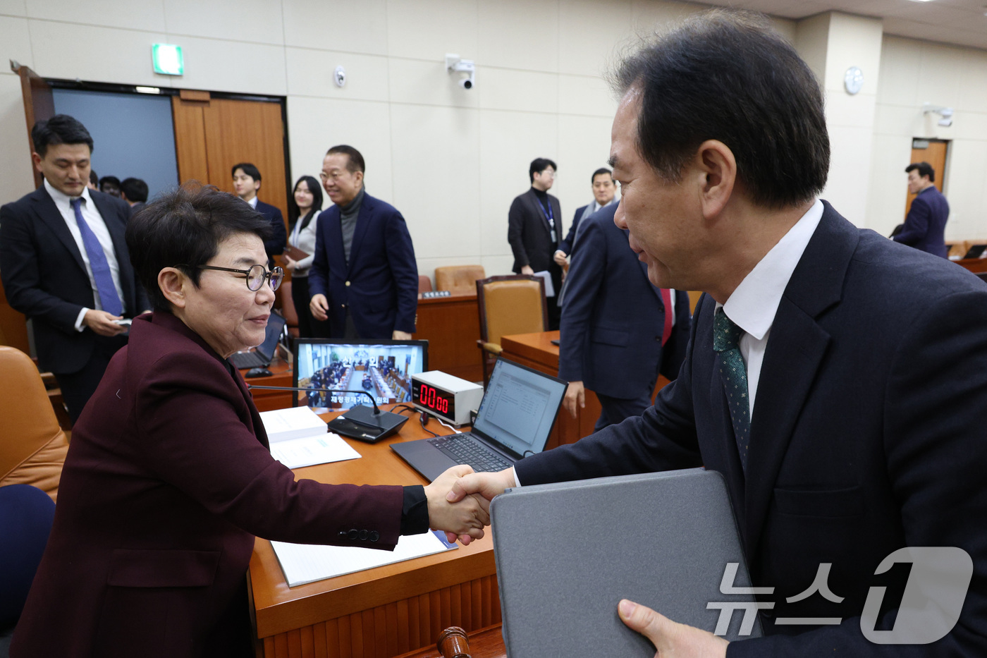 (서울=뉴스1) 신웅수 기자 = 임이자 위원장과 정태호 더불어민주당 간사가 13일 서울 여의도 국회에서 열린 재정경제기획위원회 전체회의를 마친 후 악수하고 있다.재정경제기획위원회는 …