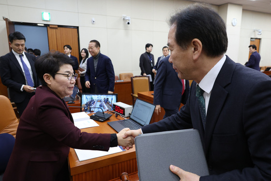 악수하는 임이자·정태호