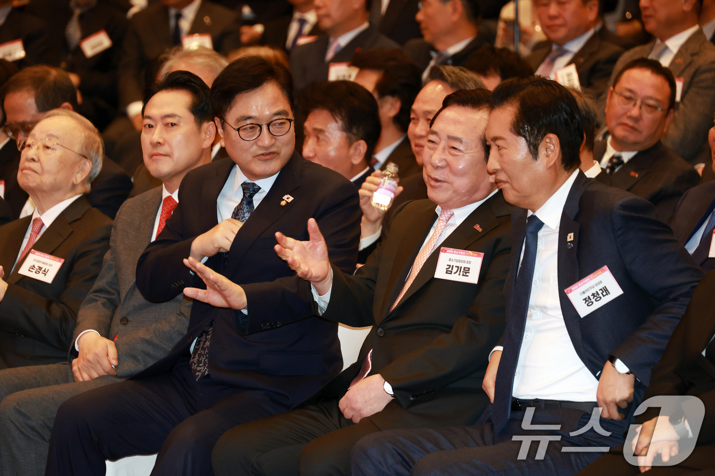 (서울=뉴스1) 유승관 기자 = 우원식 국회의장, 정청래 더불어민주당 대표, 장동혁 국민의힘 대표, 김기문 중소기업중앙회장 등 참석자들이 13일 서울 여의도 중소기업중앙회에서 열린 …