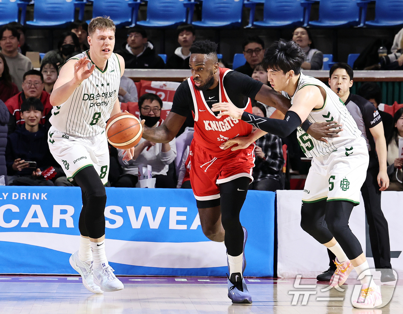 (서울=뉴스1) 구윤성 기자 = 13일 오후 서울 송파구 잠실학생체육관에서 열린 '2025-2026 LG전자 프로농구 정규리그' 서울 SK 나이츠와 원주 DB의 경기에서 SK 자밀 …