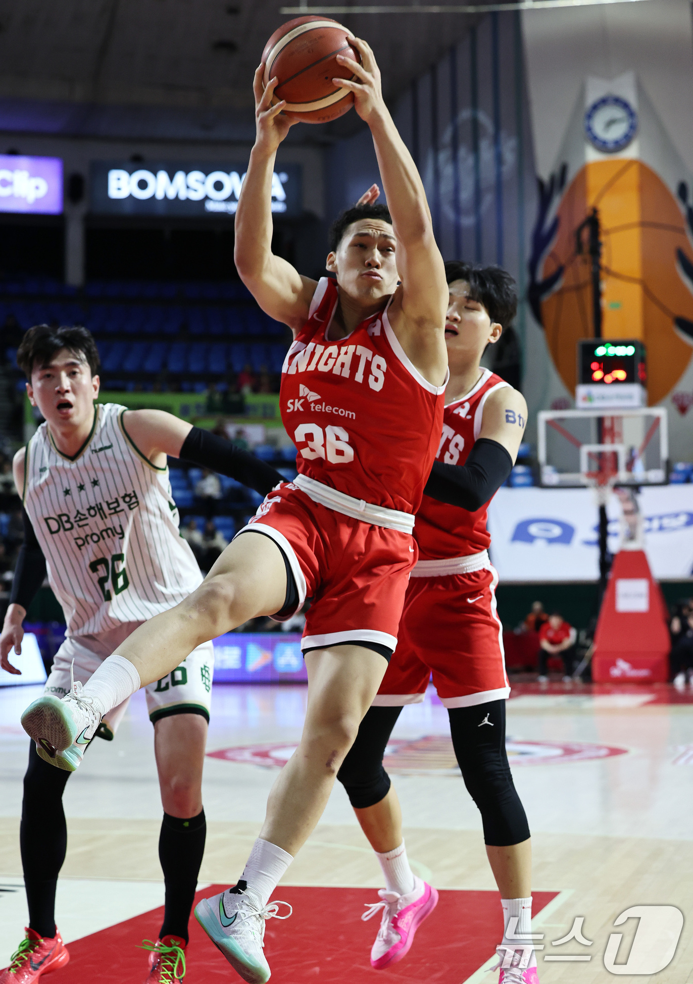 (서울=뉴스1) 구윤성 기자 = 13일 오후 서울 송파구 잠실학생체육관에서 열린 '2025-2026 LG전자 프로농구 정규리그' 서울 SK 나이츠와 원주 DB의 경기에서 SK 에디 …