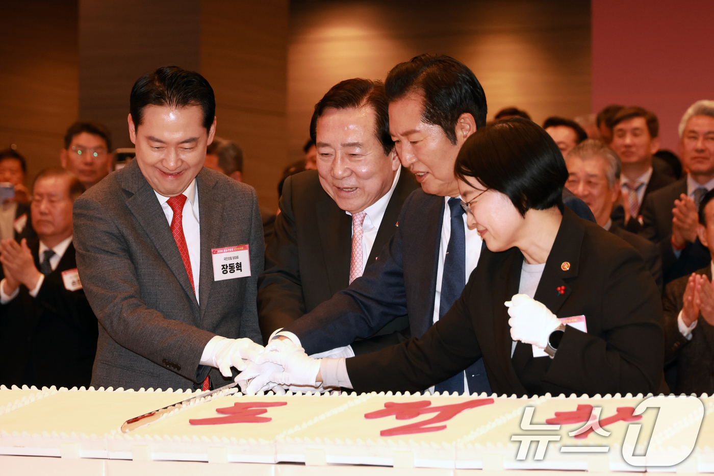 (서울=뉴스1) 유승관 기자 = 정청래 더불어민주당 대표, 장동혁 국민의힘 대표, 한성숙 중소벤처기업부 장관, 김기문 중소기업중앙회장 등 참석자들이 13일 서울 여의도 중소기업중앙 …