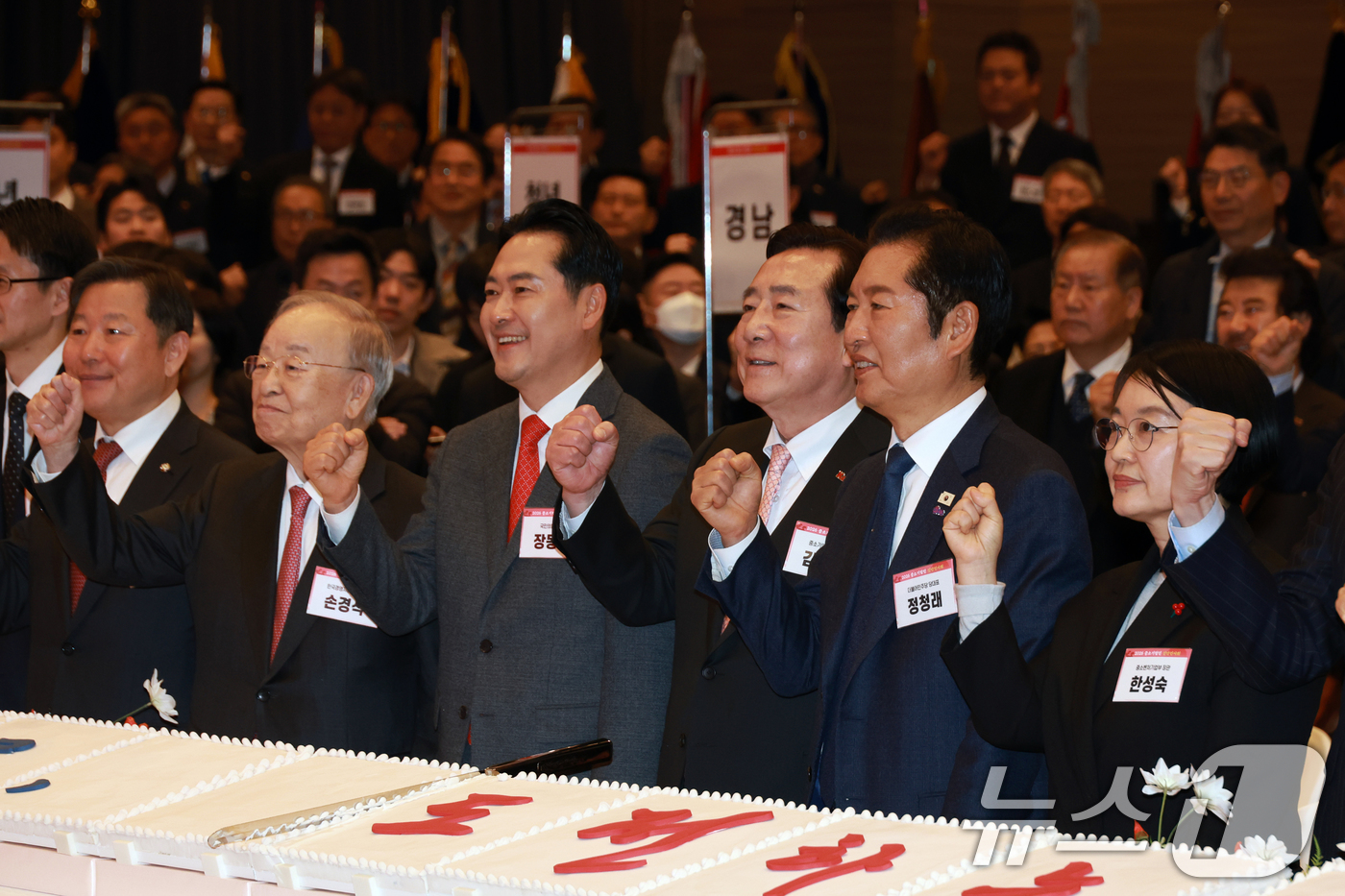 (서울=뉴스1) 유승관 기자 = 정청래 더불어민주당 대표, 장동혁 국민의힘 대표, 김기문 중소기업중앙회장 등 참석자들이 13일 서울 여의도 중소기업중앙회에서 열린 2026 중소기업 …