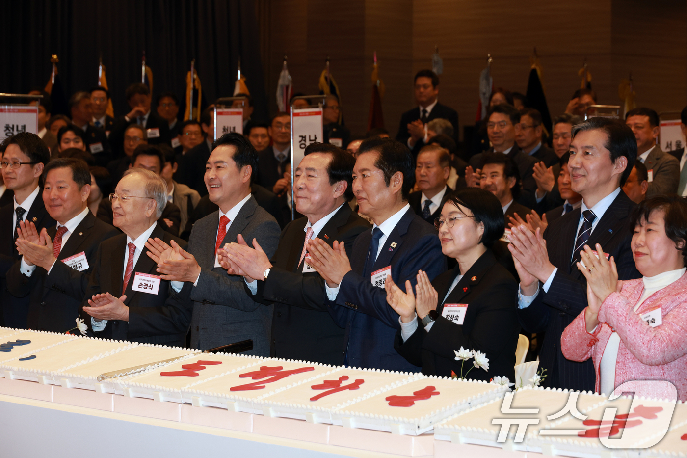 (서울=뉴스1) 유승관 기자 = 정청래 더불어민주당 대표, 장동혁 국민의힘 대표, 조국 조국혁신당 대표, 김기문 중소기업중앙회장 등 참석자들이 13일 서울 여의도 중소기업중앙회에서 …