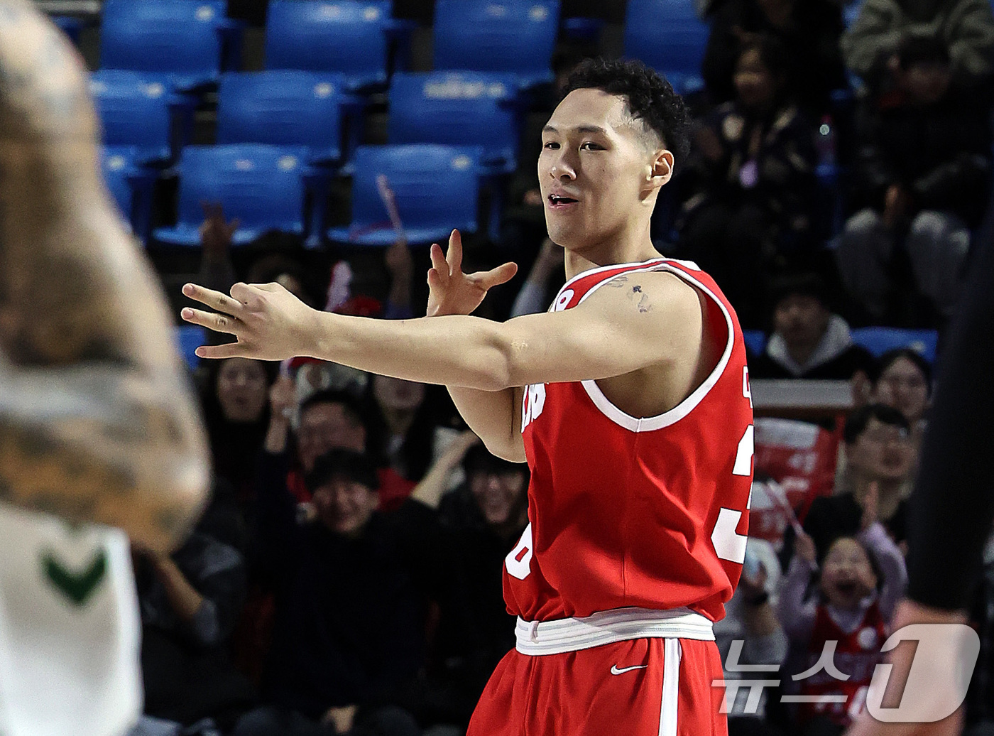 (서울=뉴스1) 구윤성 기자 = 13일 오후 서울 송파구 잠실학생체육관에서 열린 '2025-2026 LG전자 프로농구 정규리그' 서울 SK 나이츠와 원주 DB의 경기에서 SK 에디 …