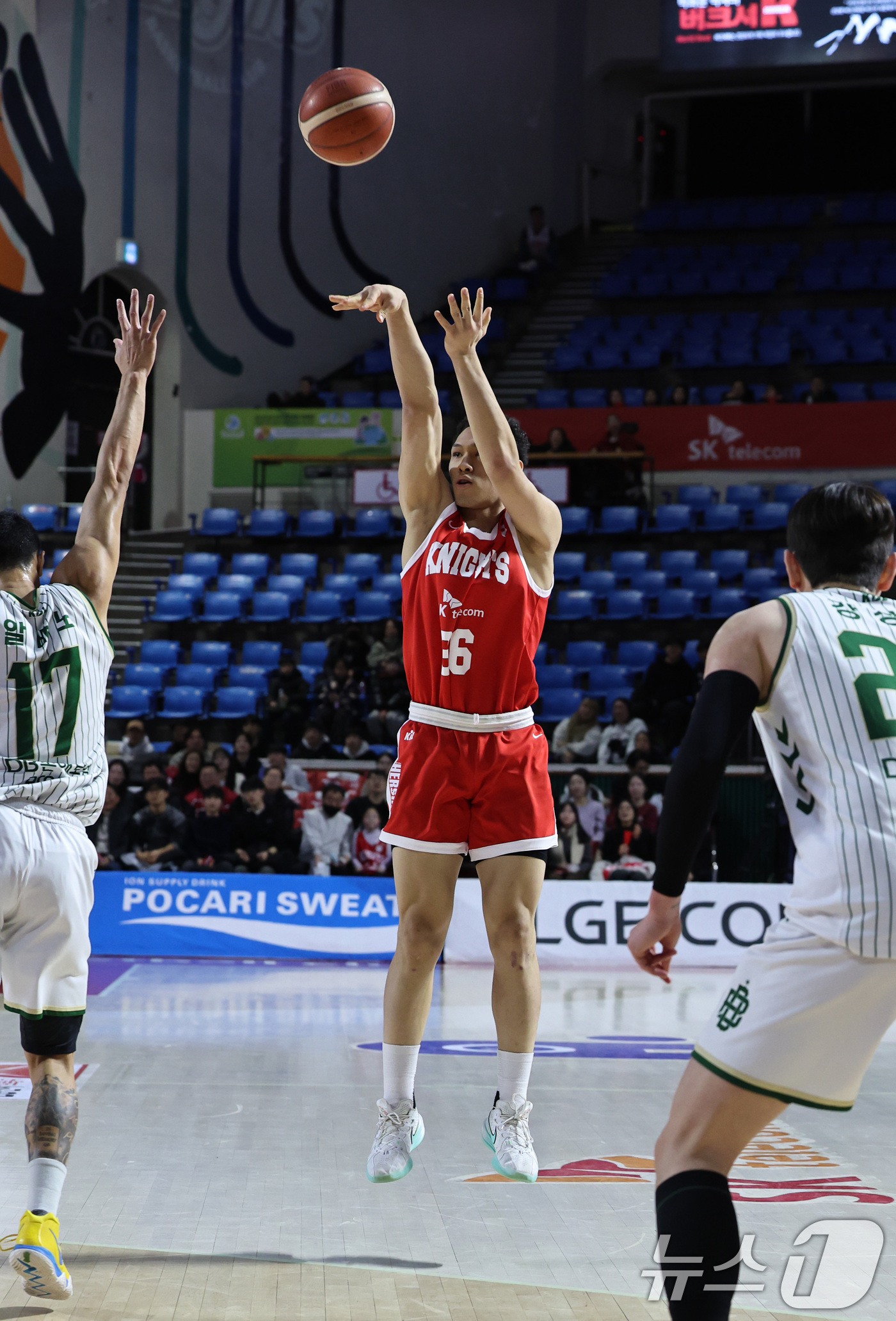 (서울=뉴스1) 구윤성 기자 = 13일 오후 서울 송파구 잠실학생체육관에서 열린 '2025-2026 LG전자 프로농구 정규리그' 서울 SK 나이츠와 원주 DB의 경기에서 SK 에디 …
