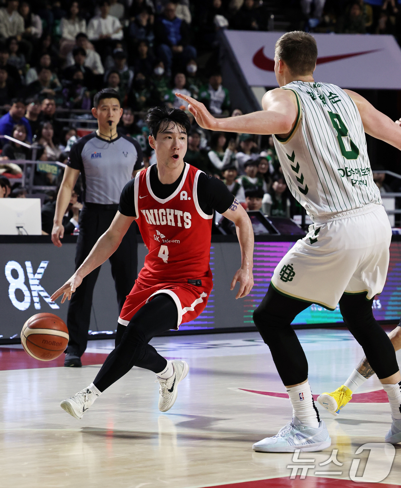 (서울=뉴스1) 구윤성 기자 = 13일 오후 서울 송파구 잠실학생체육관에서 열린 '2025-2026 LG전자 프로농구 정규리그' 서울 SK 나이츠와 원주 DB의 경기에서 SK 김낙 …