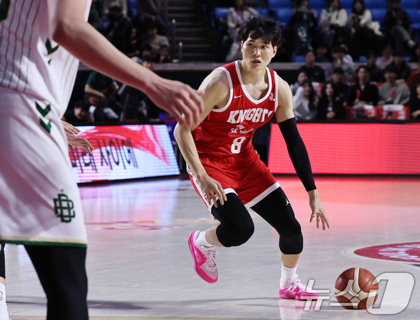 (서울=뉴스1) 구윤성 기자 = 13일 오후 서울 송파구 잠실학생체육관에서 열린 '2025-2026 LG전자 프로농구 정규리그' 서울 SK 나이츠와 원주 DB의 경기에서 SK 안영 …