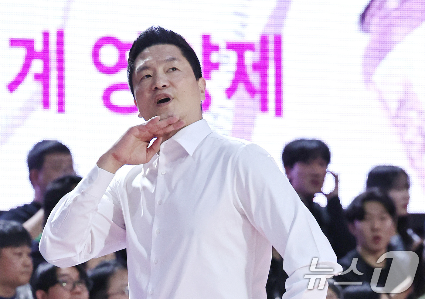 (서울=뉴스1) 구윤성 기자 = 13일 오후 서울 송파구 잠실학생체육관에서 열린 '2025-2026 LG전자 프로농구 정규리그' 서울 SK 나이츠와 원주 DB의 경기에서 SK 전희 …